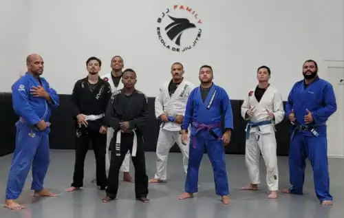 Treino avançado de Jiu-Jitsu com alunos no tatame