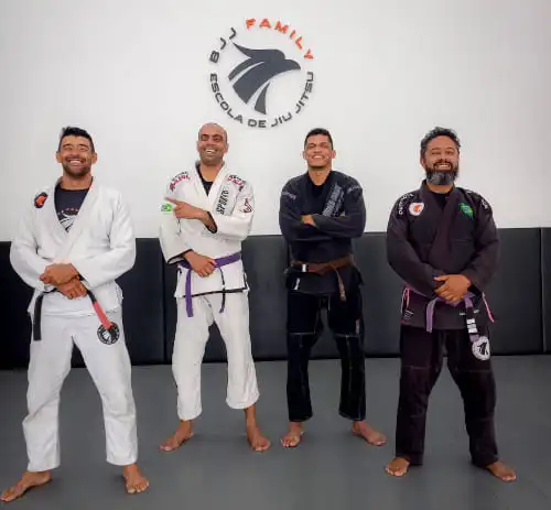 Treino de posições de Jiu-Jitsu com alunos no tatame