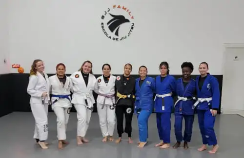 Treino feminino de Jiu-Jitsu com alunas no tatame