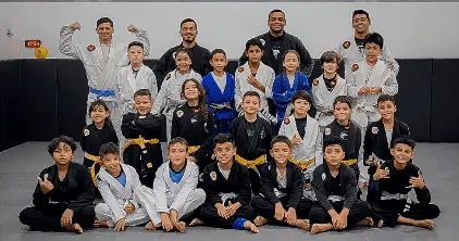 Treino feminino de Jiu-Jitsu com alunas no tatame