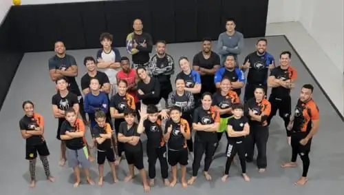 Treino sem kimono de Jiu-Jitsu com alunos no tatame