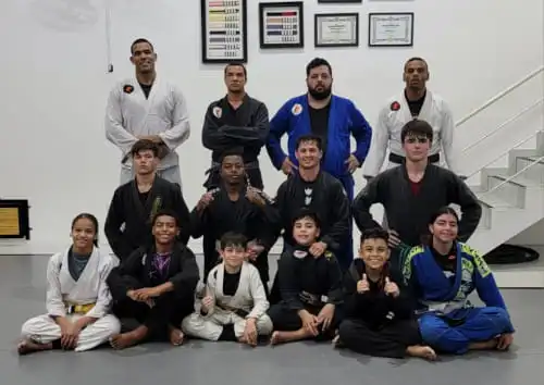 Treino de movimentações de Jiu-Jitsu com alunos no tatame
